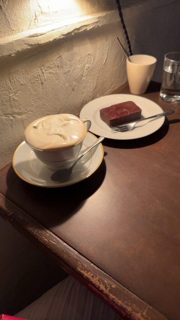 ウィンナーコーヒーとチョコレートケーキ