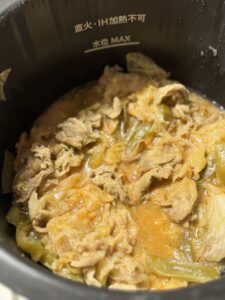 皿に盛られたホットクック調理後の回鍋肉。野菜と肉がたれに絡んだ状態