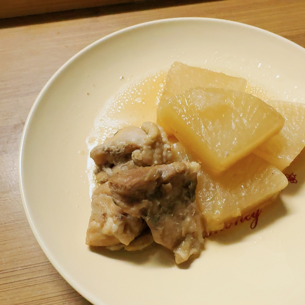 ホットクックで仕上がった鶏と大根の煮物。薄い色味でほっこりする見た目