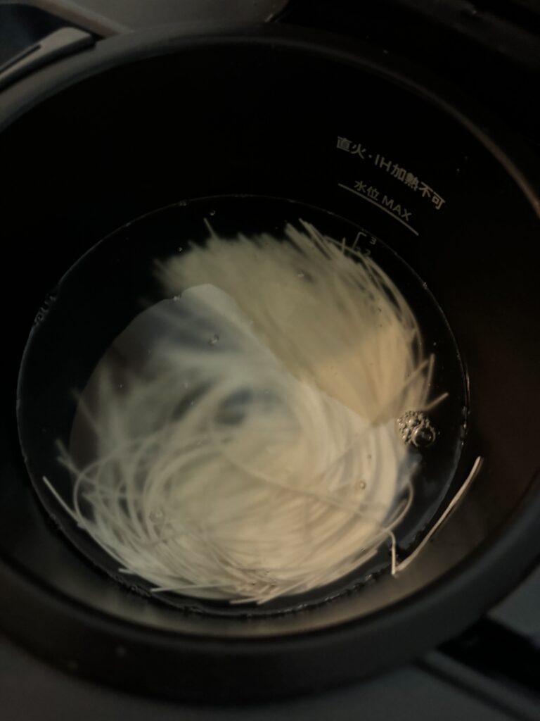 ホットクックでゆでたそうめんの完成写真。しっとり茹で上がった状態