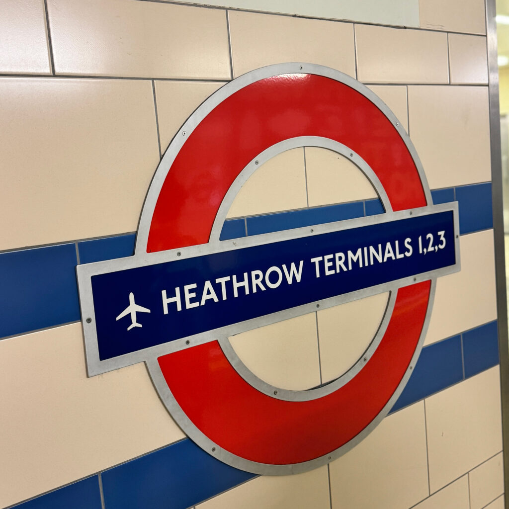 ヒースロー空港駅の地下鉄のロゴ