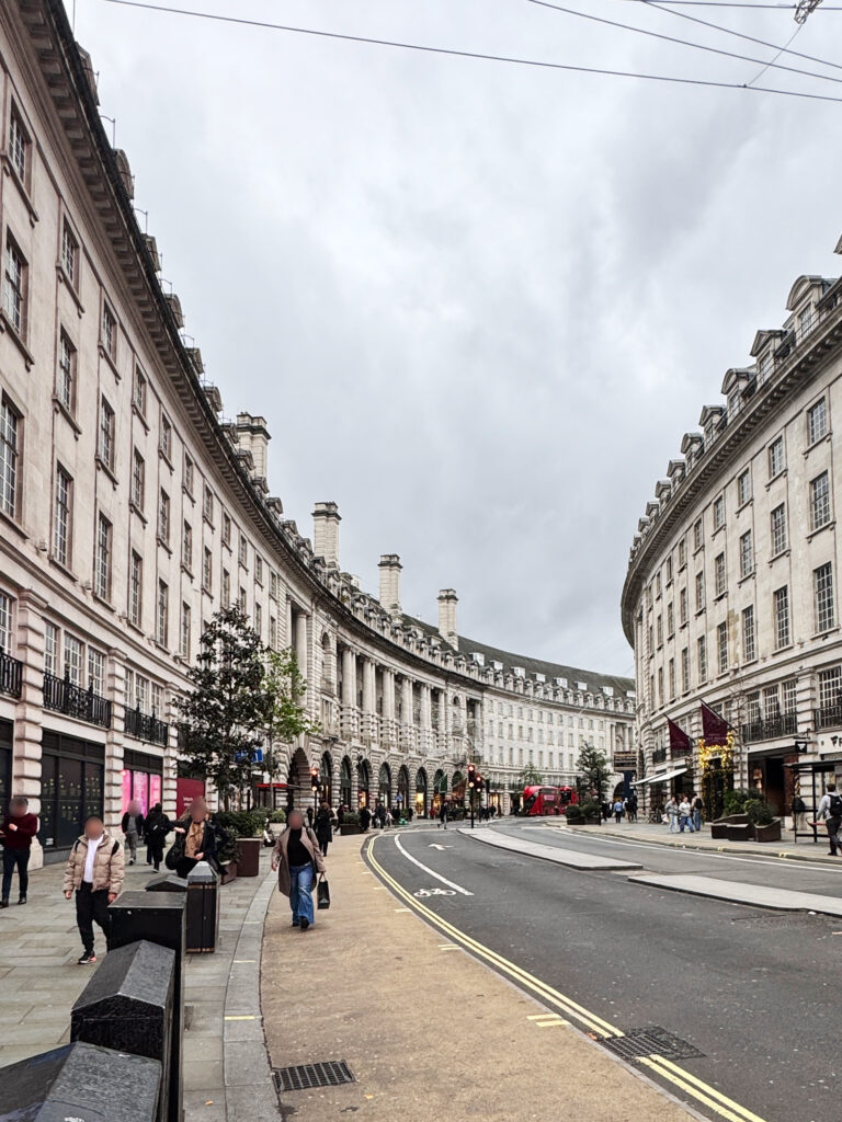 ピカデリーサーカスのランドマーク的な円形建物と道路の風景