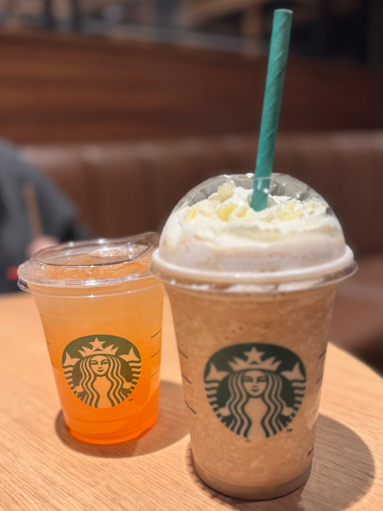 スターバックスで注文したコーヒーフラペチーノとピーチアイスティーの写真