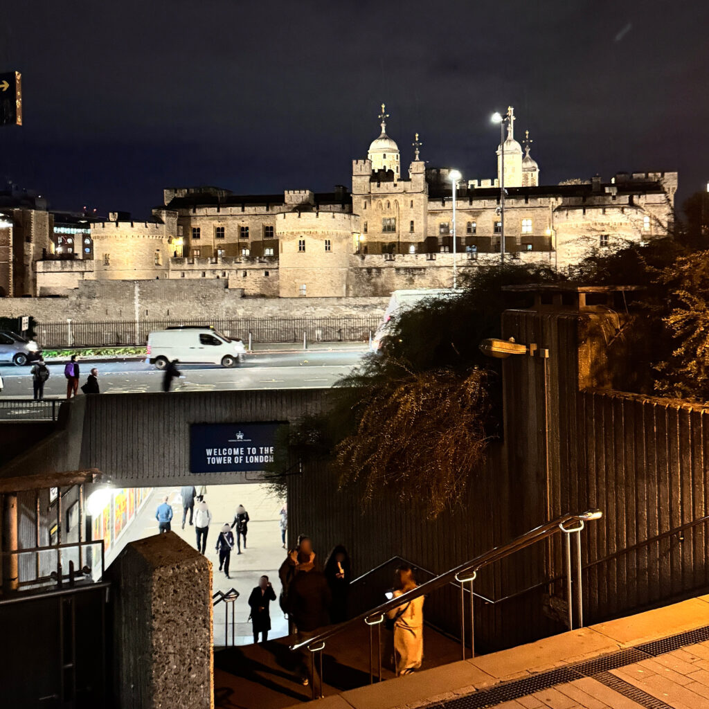 駅の階段から見た夜のロンドン塔のライトアップ