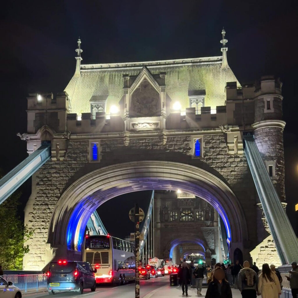 ライトアップされた夜のタワーブリッジ