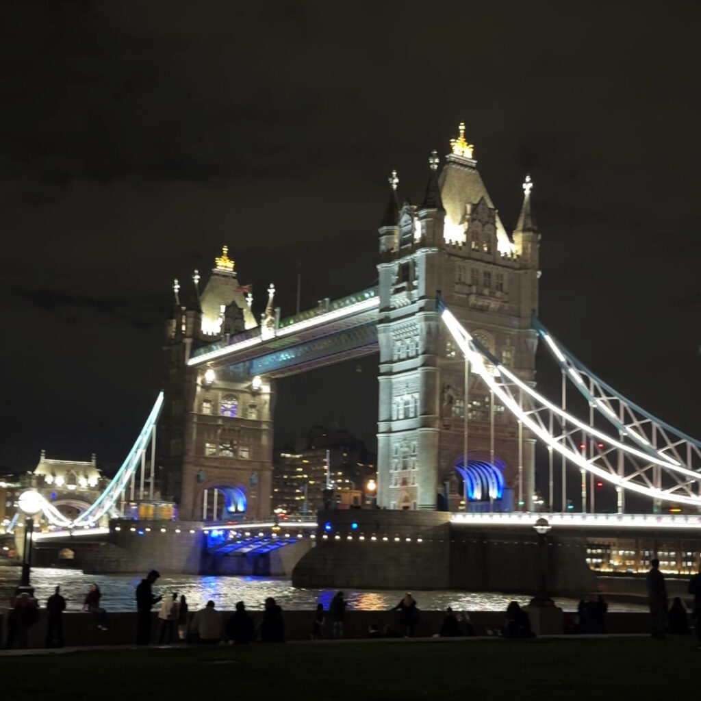 テムズ川沿いから見たタワーブリッジの全景