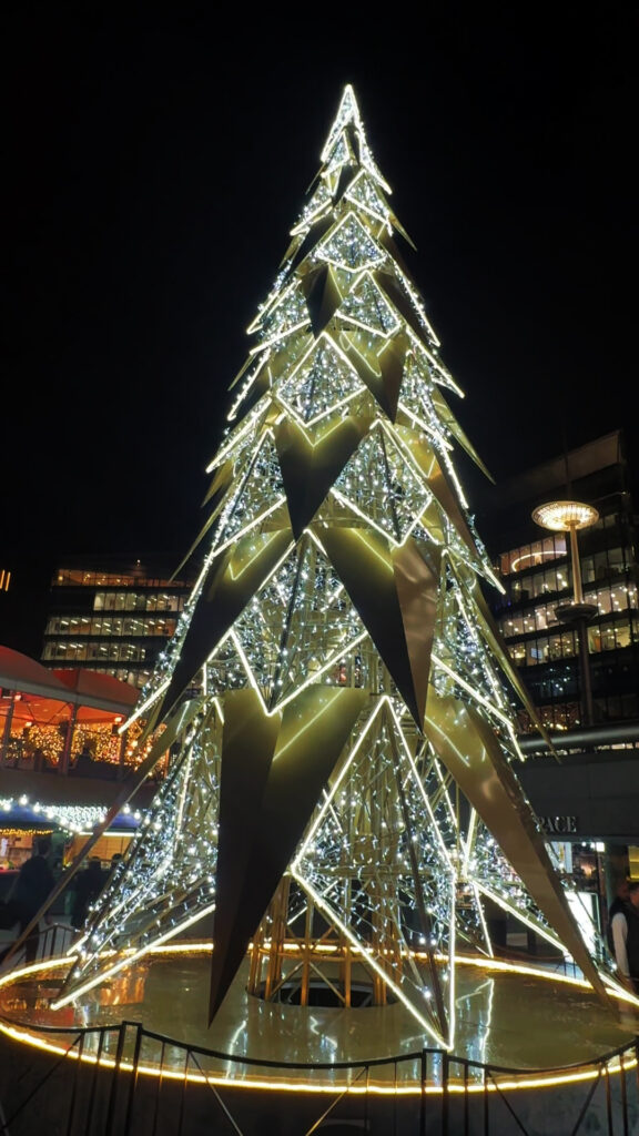 ロンドン市内で見かけた華やかなクリスマスツリー