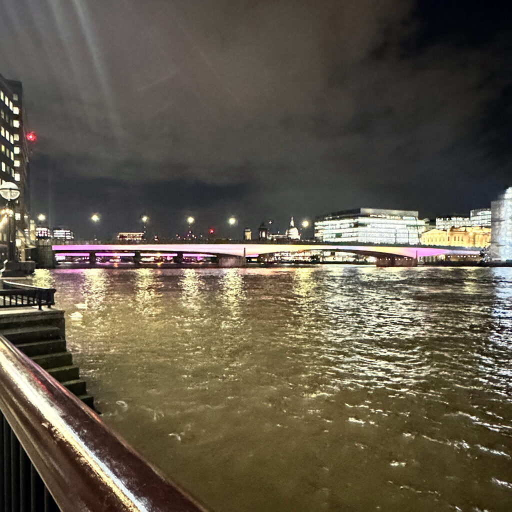 テムズ川沿いから撮影したライトアップされた夜のロンドン橋
