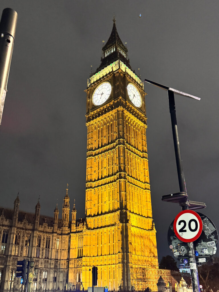 夜にライトアップされたビッグベンとその時計塔