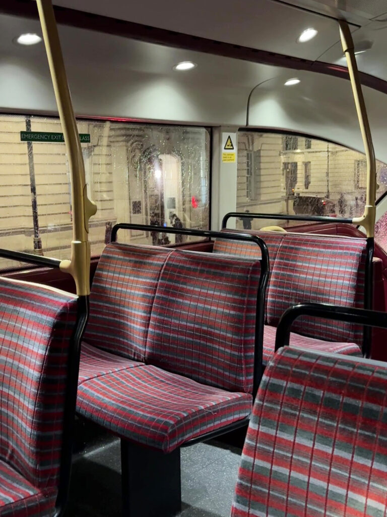 ロンドン名物・二階建てバスの2階席からの車内風景