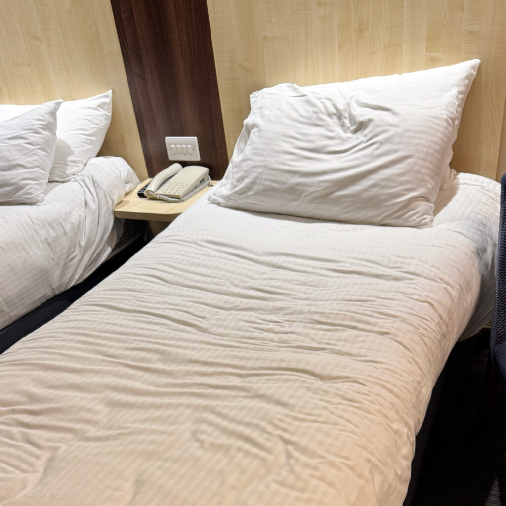 Royal National Hotelの客室にあるベッドの様子