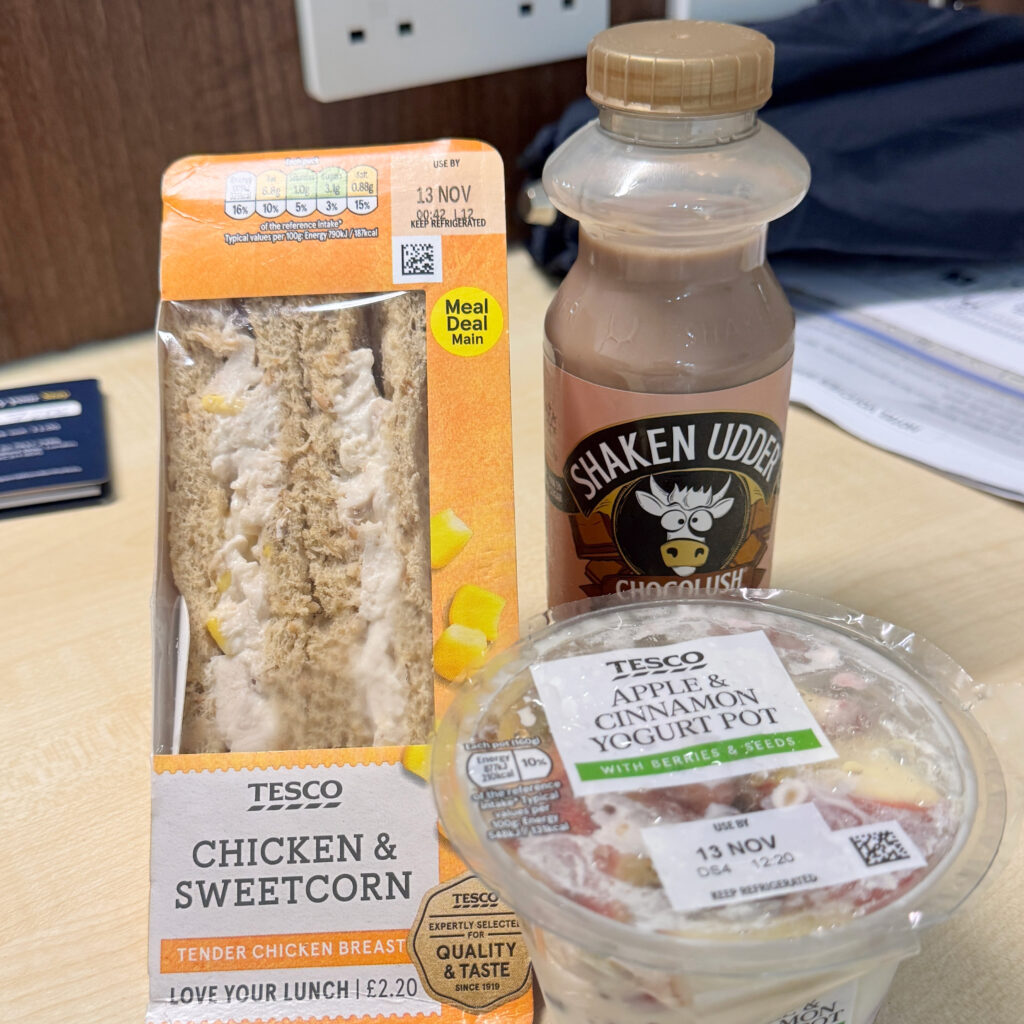 スーパーTESCOで買ったサンドイッチとチョコレートシェイク、果物入りヨーグルト