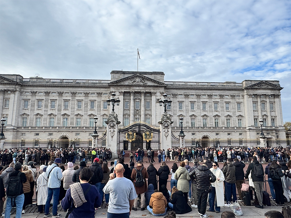 ヴィクトリア記念碑の階段上から見たバッキンガム宮殿の正門