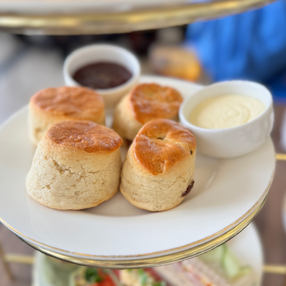 アフタヌーンティースタンド中段のスコーンとクロテッドクリーム