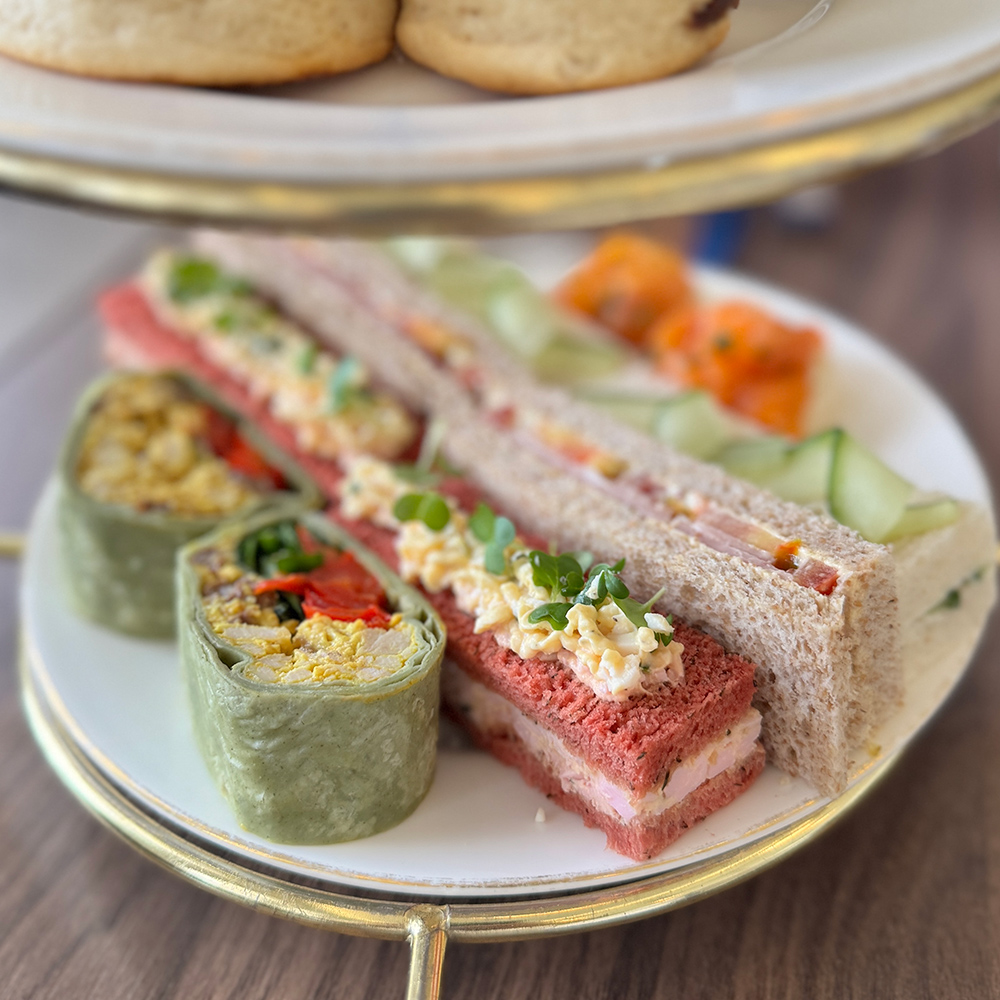 アフタヌーンティースタンド下段のセイボリーとサンドイッチ