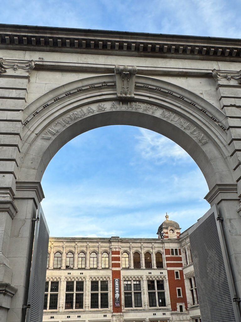 ヴィクトリア&アルバート博物館の正面ゲート外観