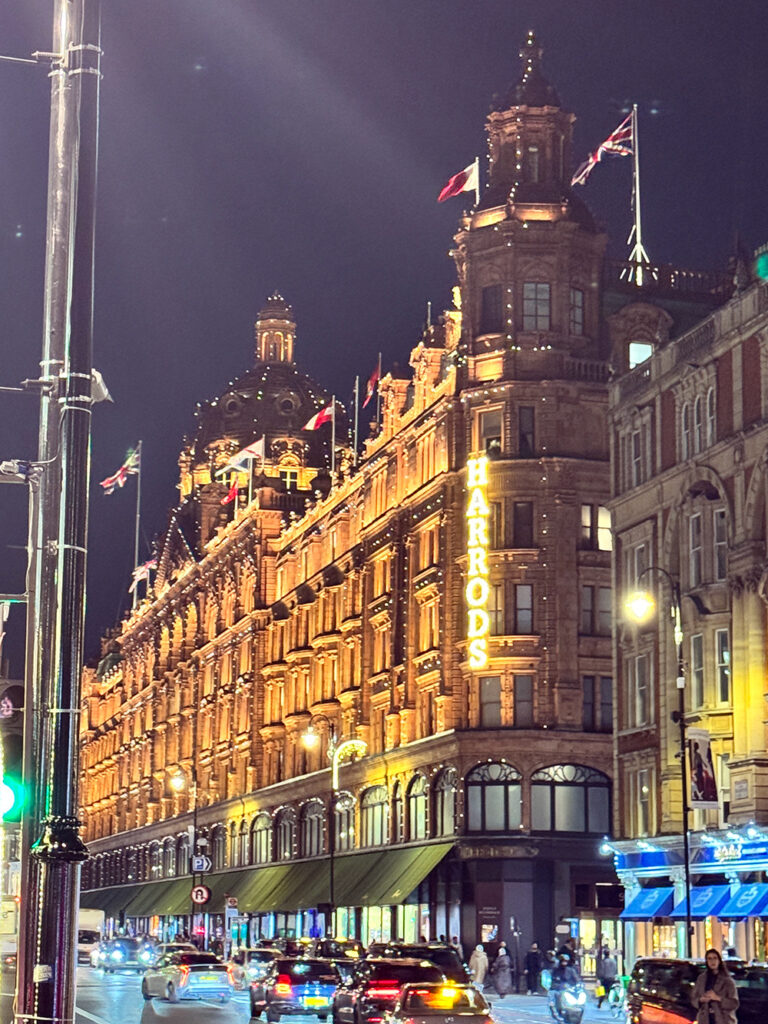 夕暮れ時のハロッズのライトアップ外観