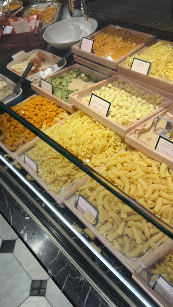 調理前の乾燥パスタが種類ごとに陳列されたディスプレイ