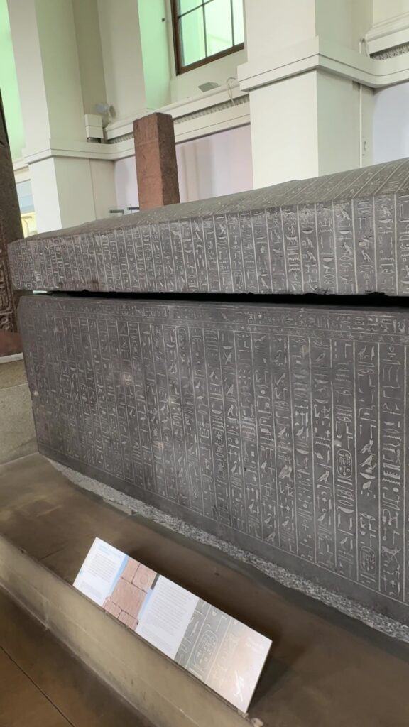 エジプトエリアに展示されているヒエログリフの石碑