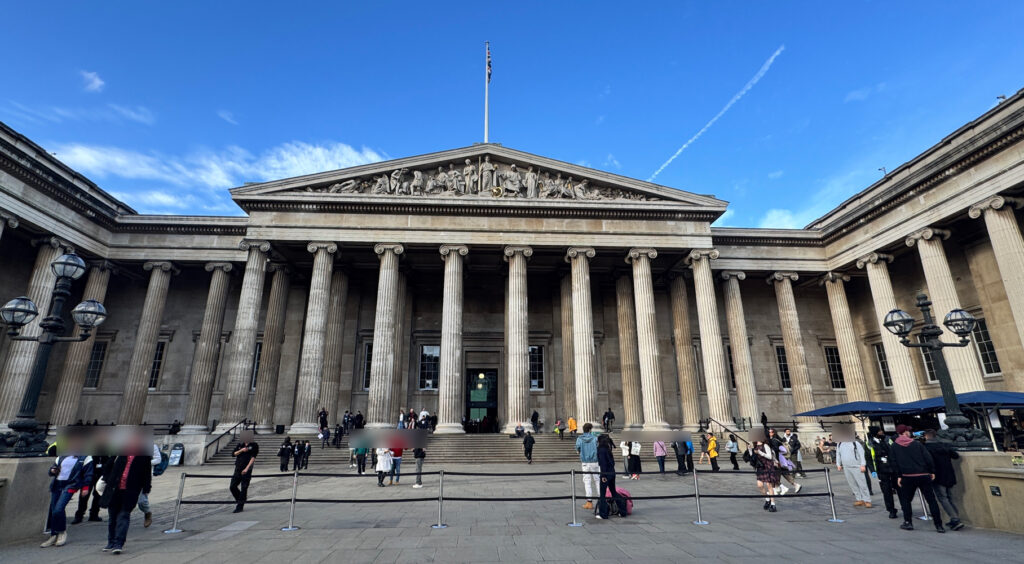 ギリシャ風の柱が並ぶ大英博物館正面