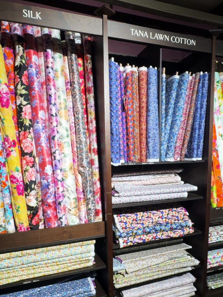リバティの店内にある生地売り場の様子