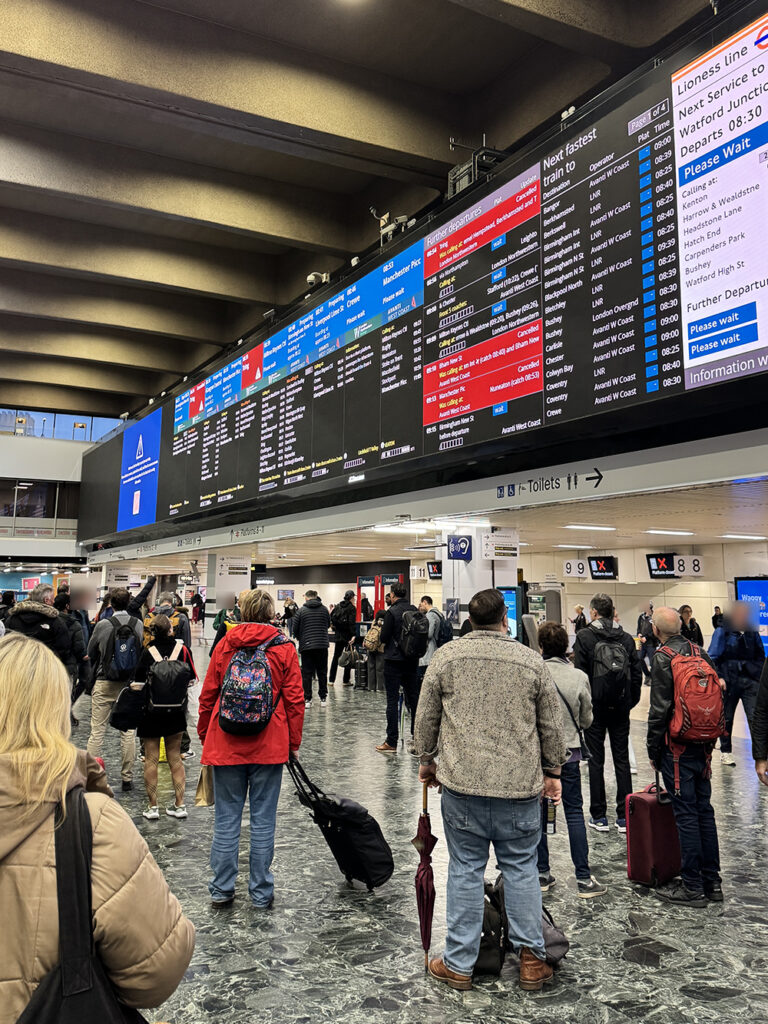 ロンドン・ユーストン駅構内にある列車発着を表示する電光掲示板