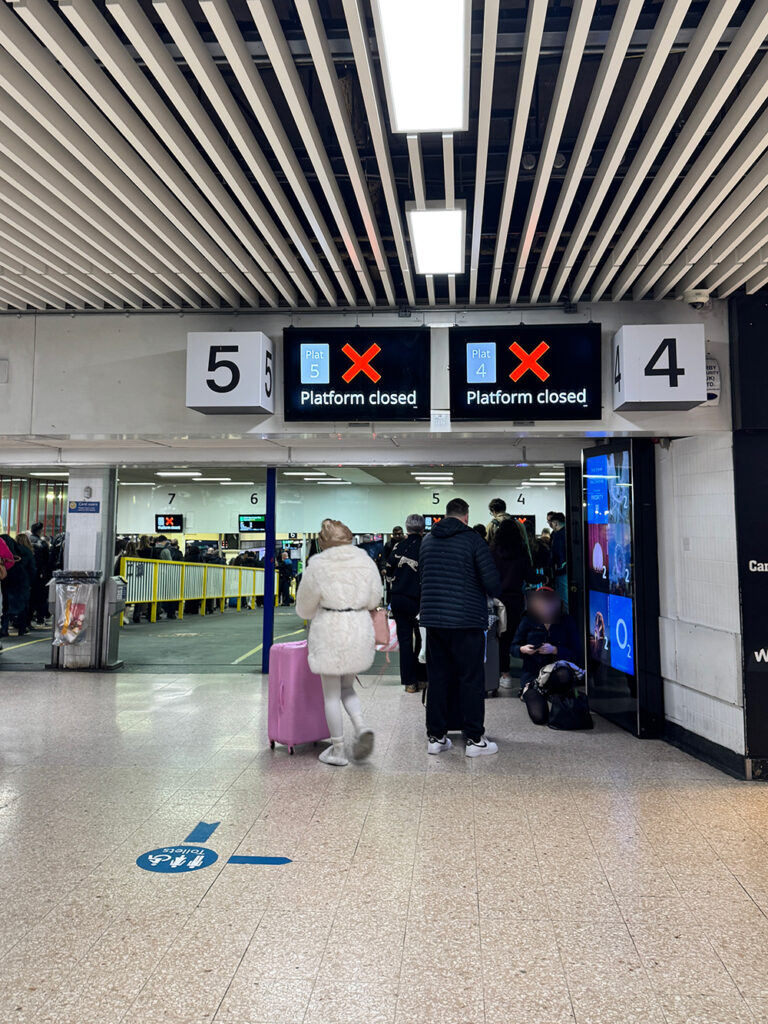 ユーストン駅で×表示が出ているプラットフォーム前の様子