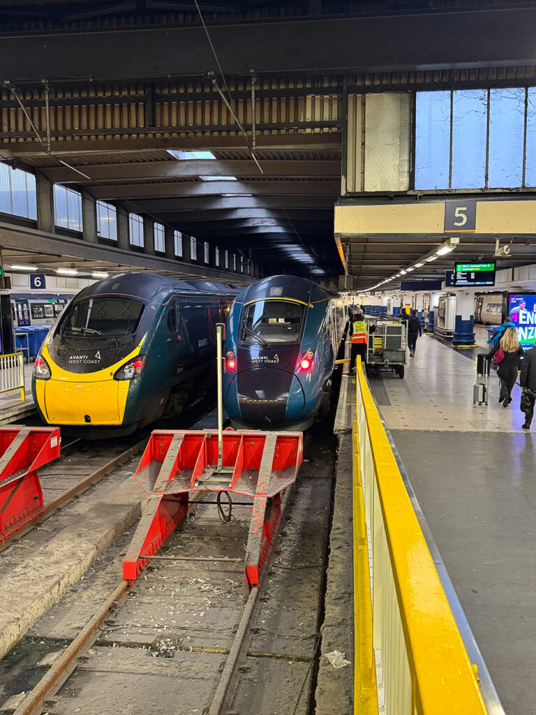 ユーストン駅のプラットフォームに停車するAvanti West Coastの列車