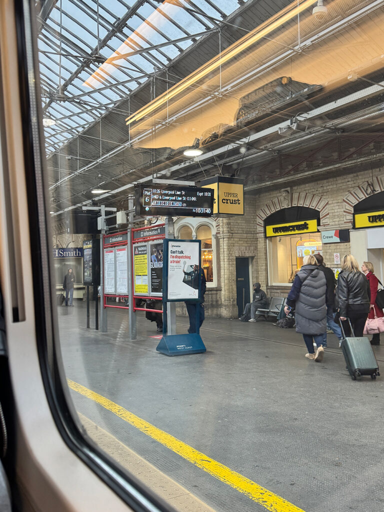 リバプールへ向かう列車が途中停車した地方駅のプラットフォーム