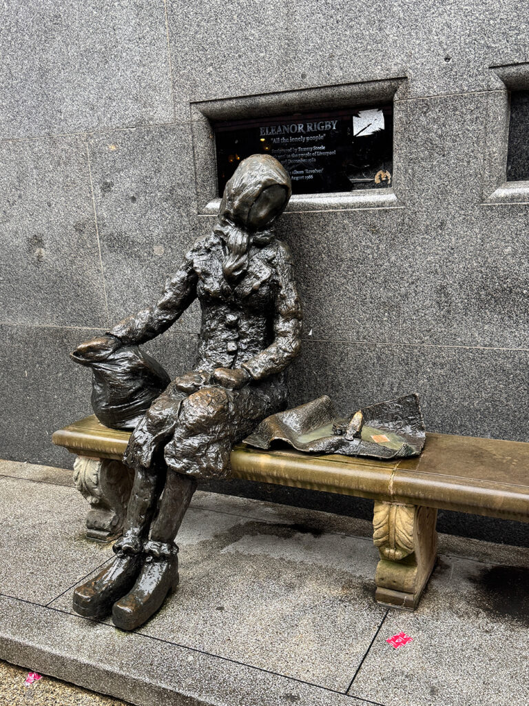 リバプール市内にあるエリナー・リグビー像