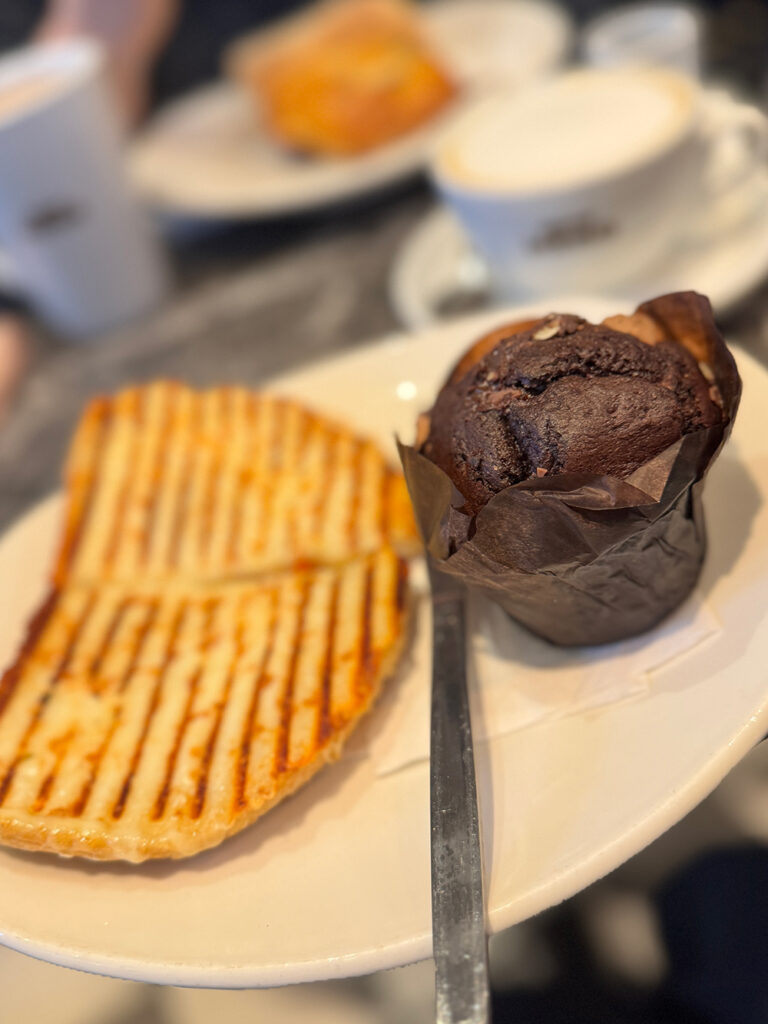 CAFFÈ NEROで購入したマフィンとパニーニ