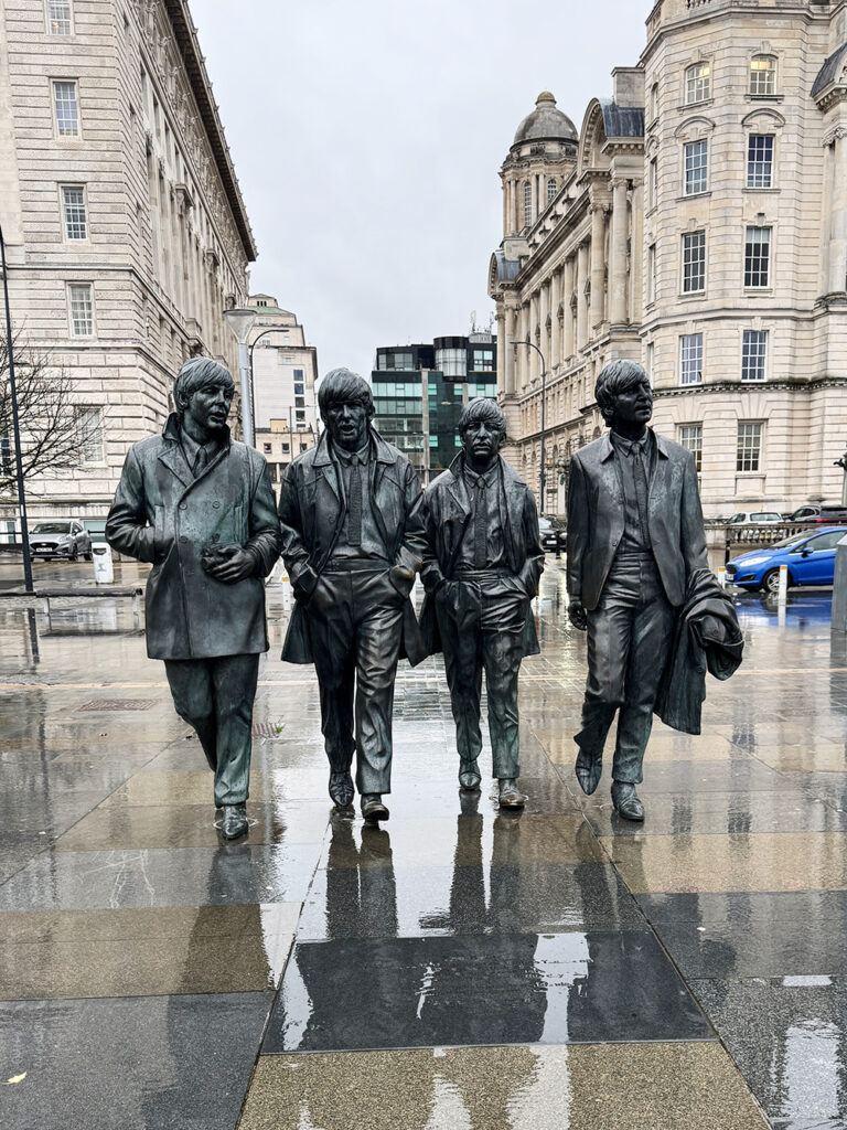 リバプールの海沿いに設置されている有名なビートルズの4人の像