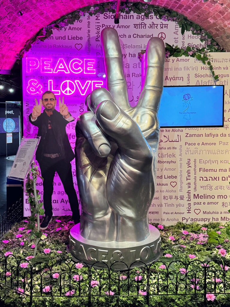 THE BEATLEES STORY内のリンゴ・スター「PEACE&LOVE」エリアにある巨大なピースマークのオブジェ