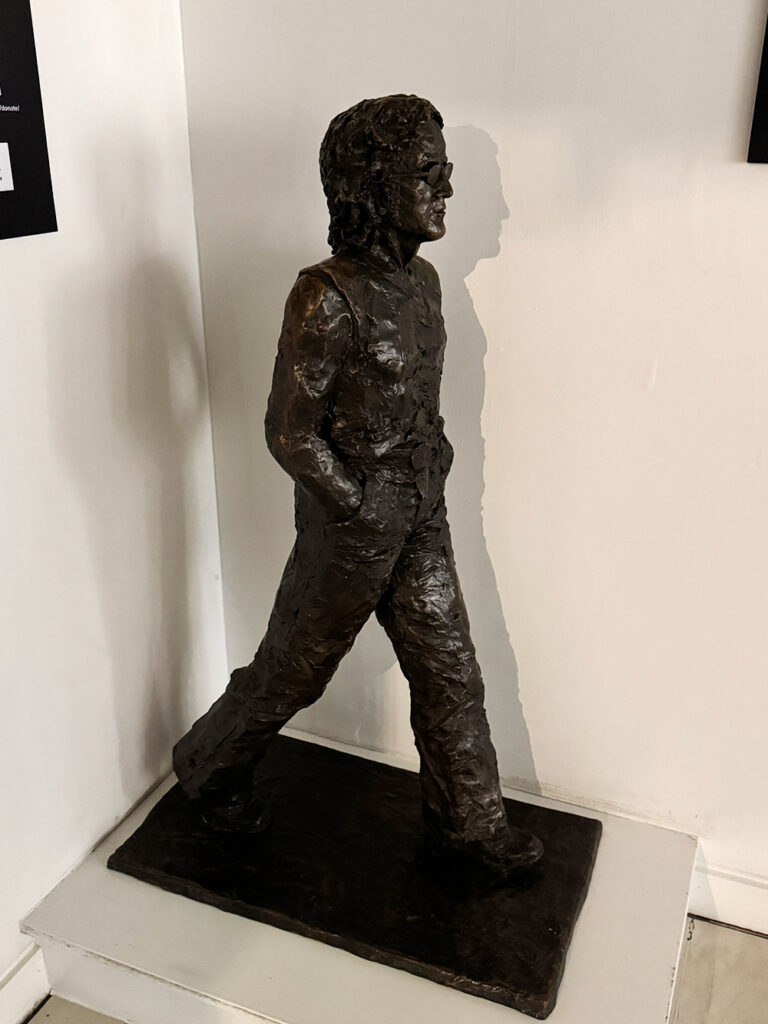 THE BEATLEES STORY内に展示されているジョン・レノン像