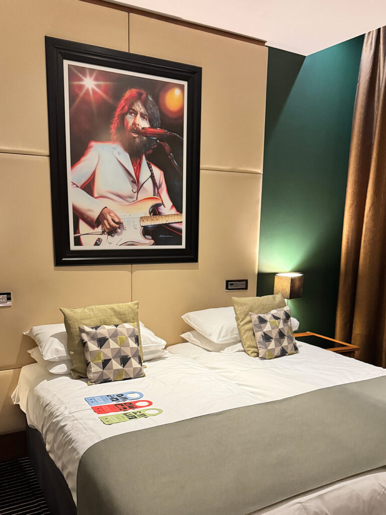 HARD DAYS NIGHT HOTELの客室に飾られたジョージ・ハリスンのアート
