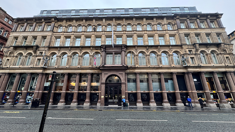 リバプール中心部にあるハード・デイズ・ナイトホテルの外観