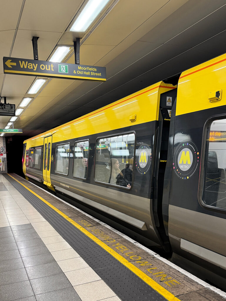 リバプール市内を走るマージーレイル線の電車