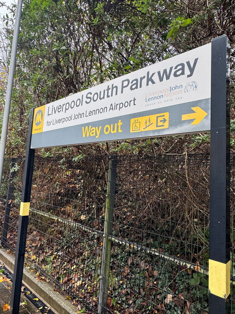 リバプール・サウス・パークウェイ駅の駅名看板