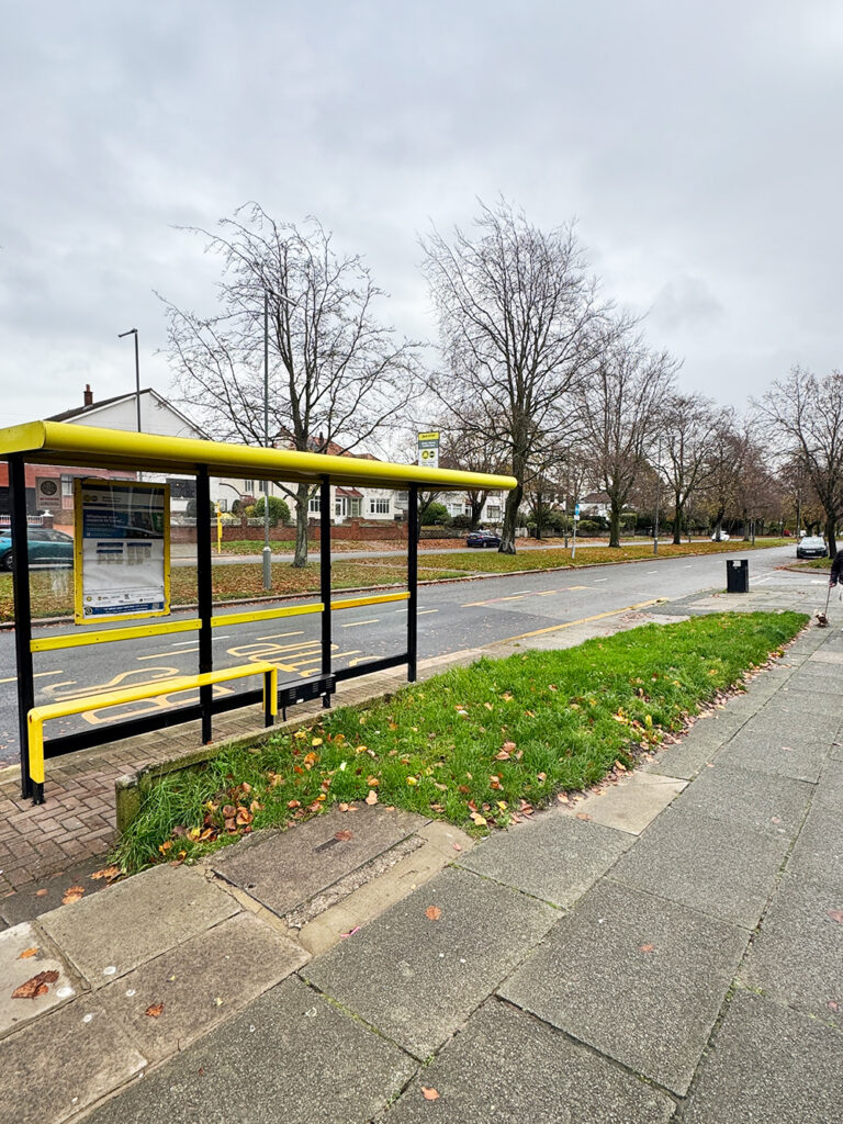 ビートルズゆかりのフォースリン・ロードにあるバス停