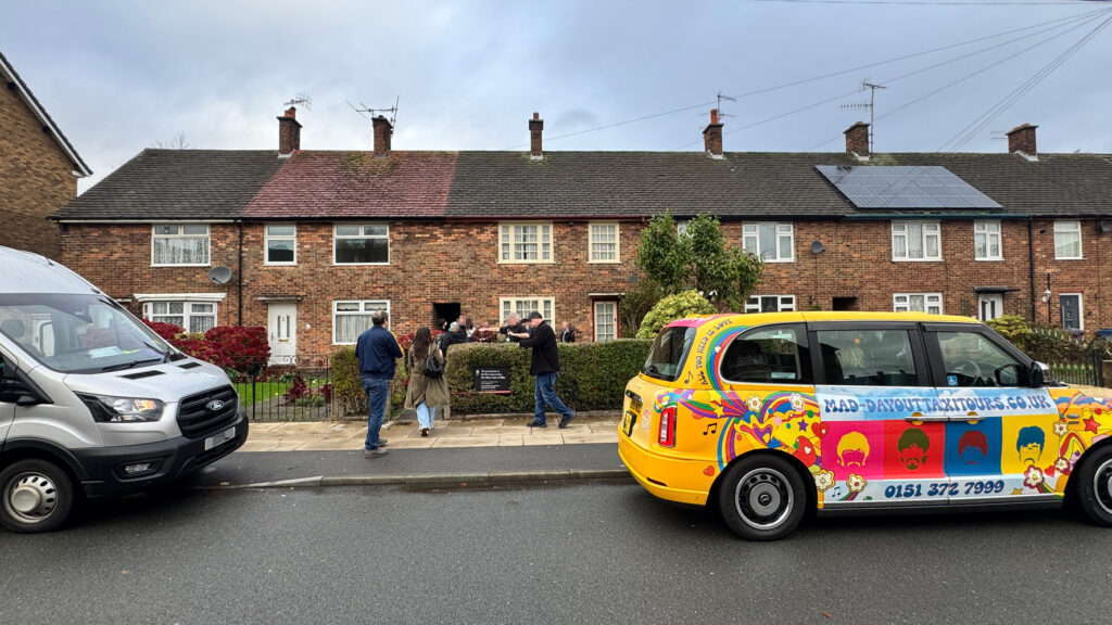 ポール・マッカートニーの幼少期の家に入っていくツアー参加者