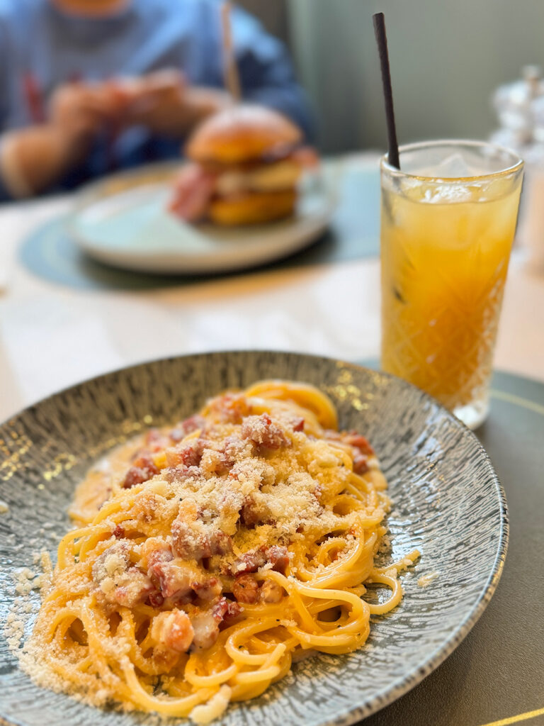 Botanico Wooltonで注文したカルボナーラとパイナップルジュース