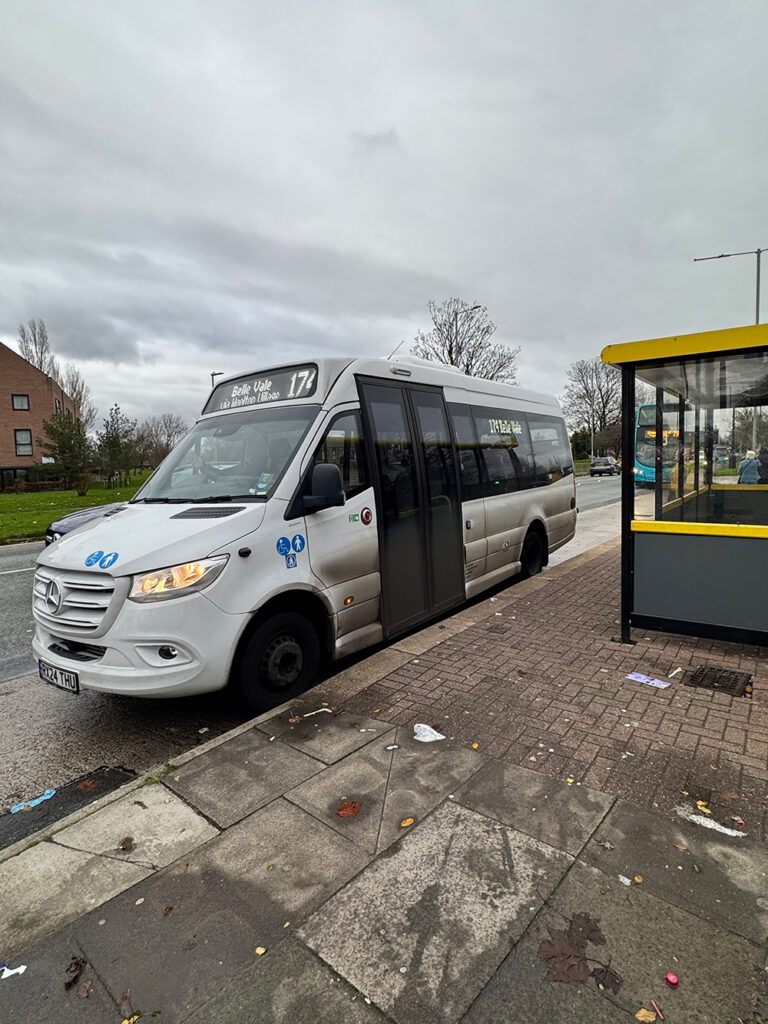 リバプール市内を走るイギリスの大型バス