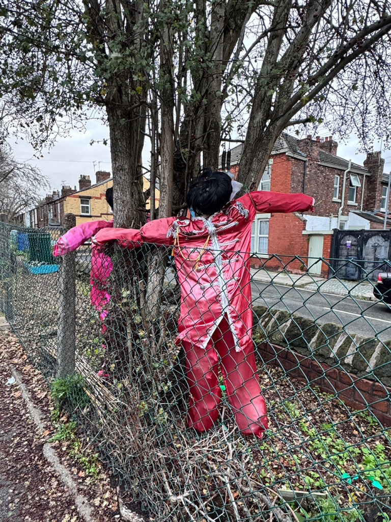 サージェント・ペパーズの衣装を着たカカシ