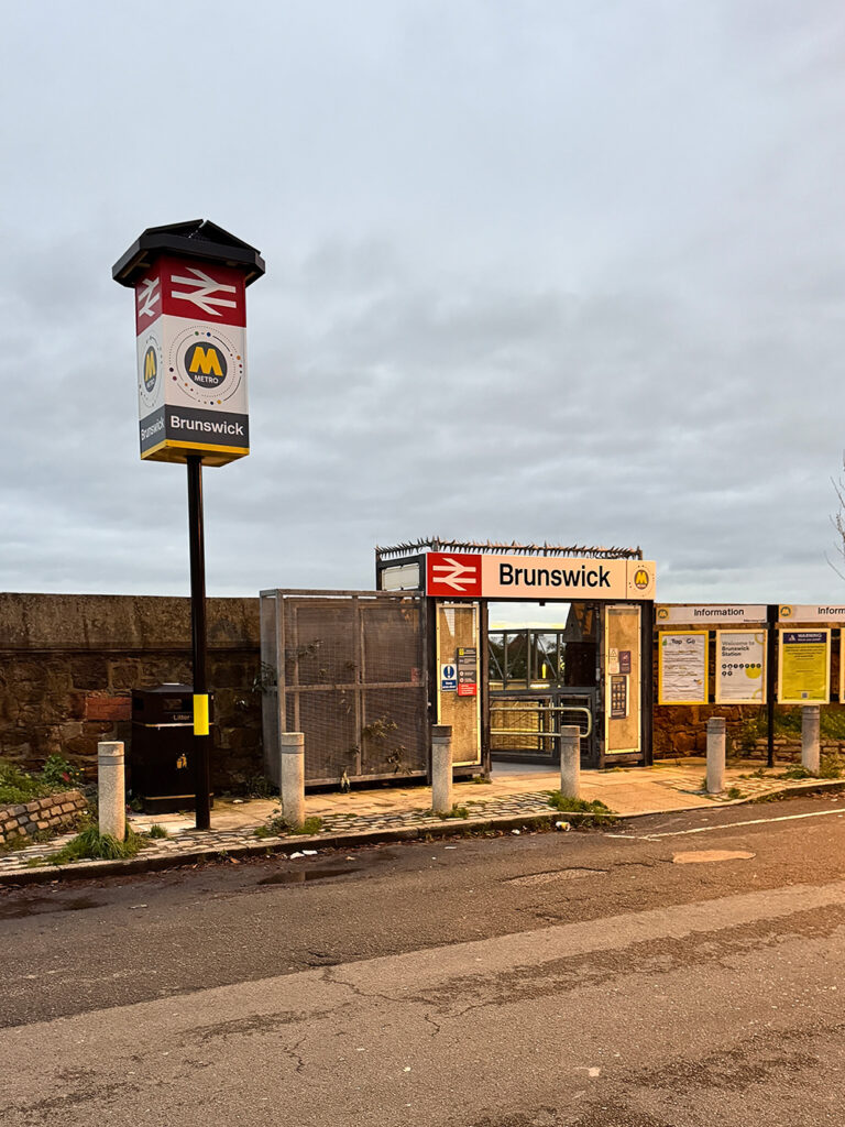 マージーレイル線ブランズウィック駅の入口