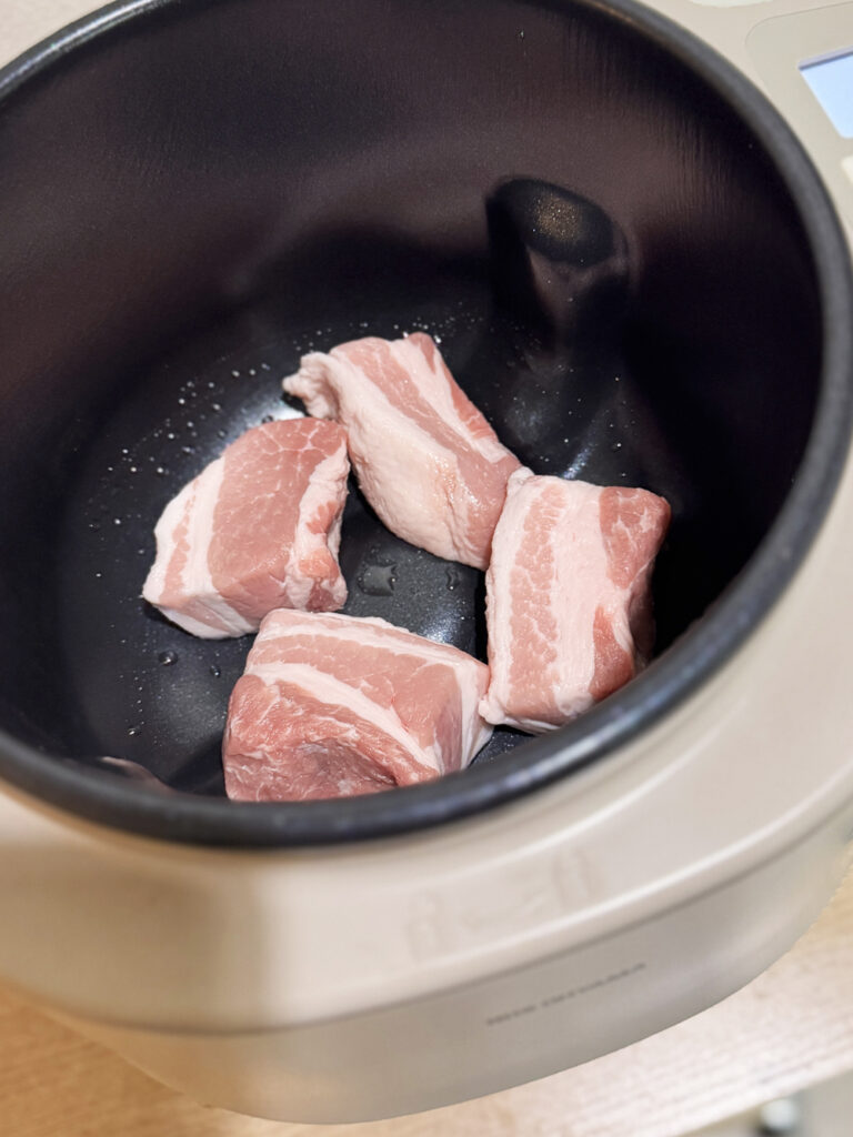 シェフドラムの内なべに並べた焼く前の豚バラ肉