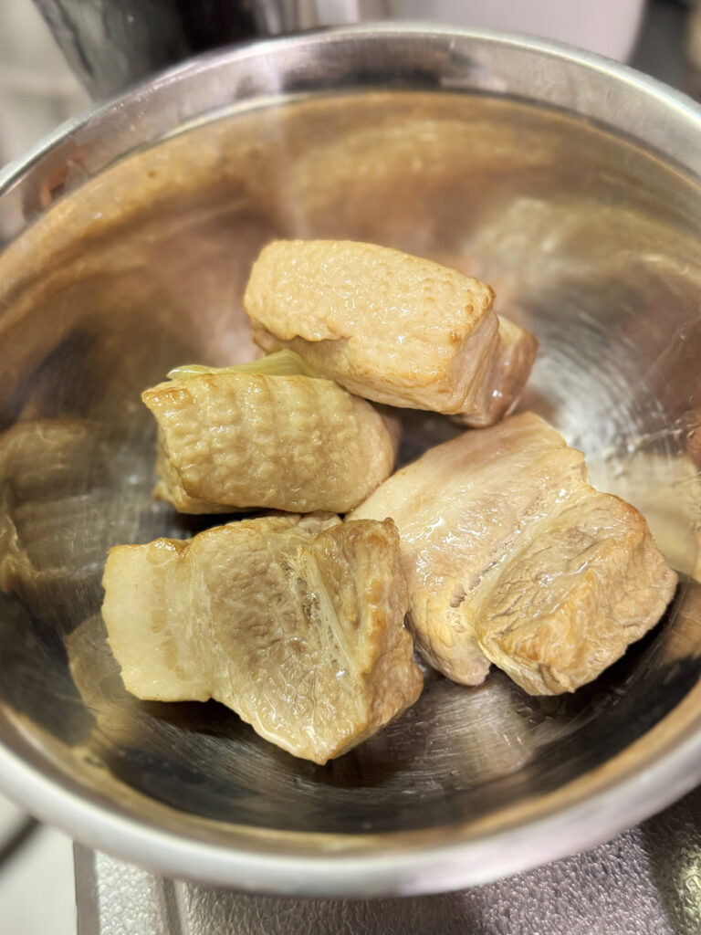 シェフドラムで下茹でした後の豚バラ肉をステンレスボウルに取り出した状態