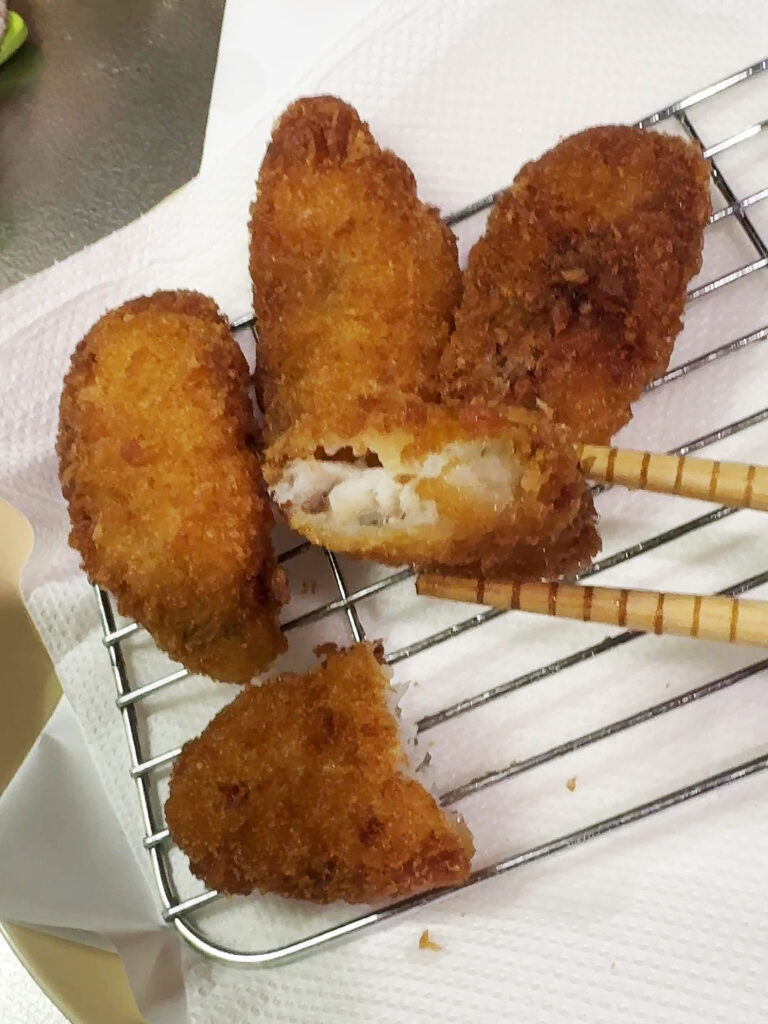 シェフドラムで揚げた白身フライを割った断面・中の白身魚が見える
