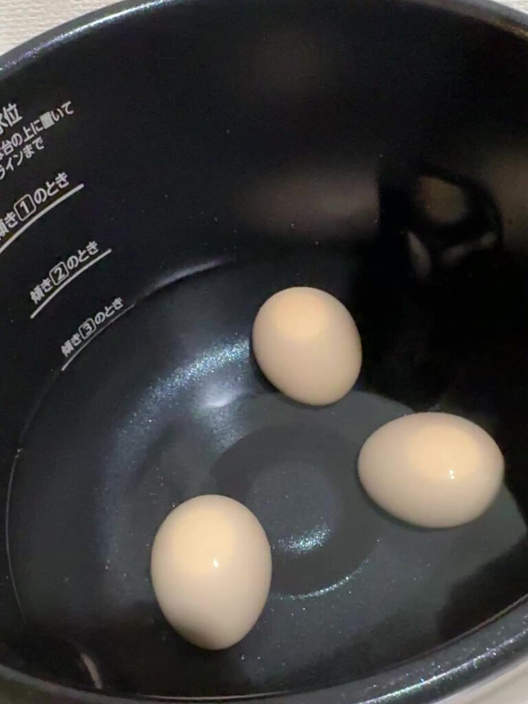シェフドラム内なべに並んだ卵3個とお水を入れたところ