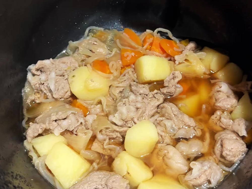 シェフドラムで肉じゃがを調理中。鍋の中に肉・じゃがいも・にんじん・しらたきが入っている