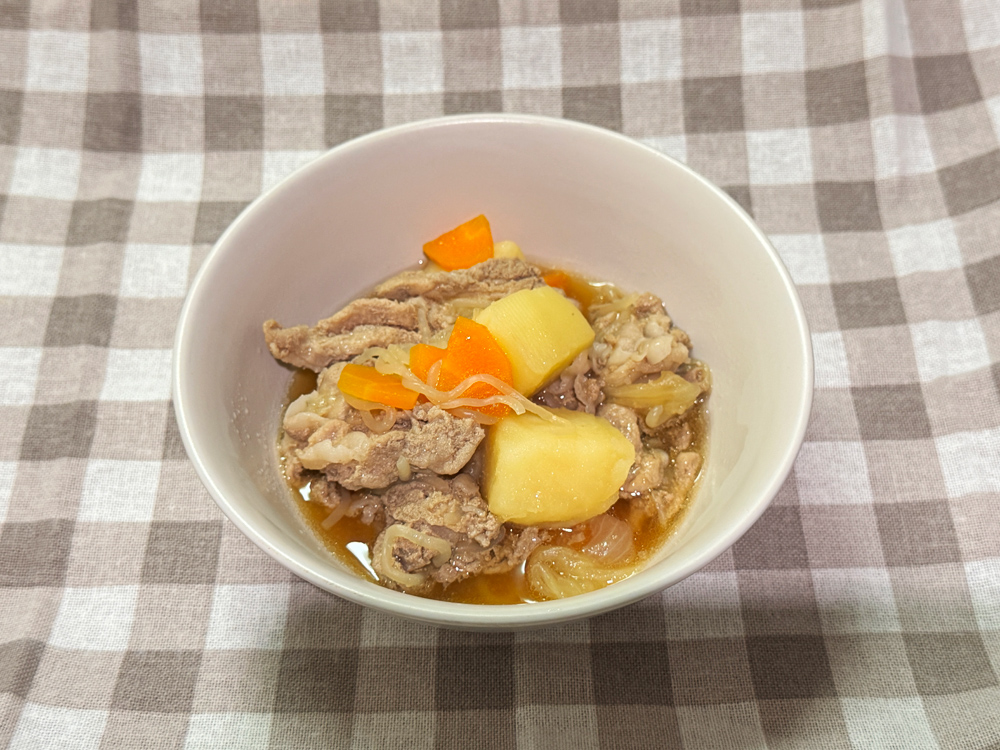 シェフドラムで作った肉じゃがの完成写真。白いお椀に盛り付けた状態